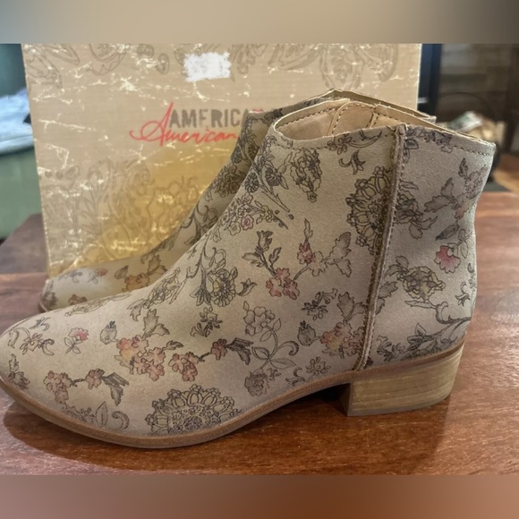NIB American Rag ankle Bootie Floral Taupe Brown Jolenel size 8.5 side zipper - Picture 2 of 2